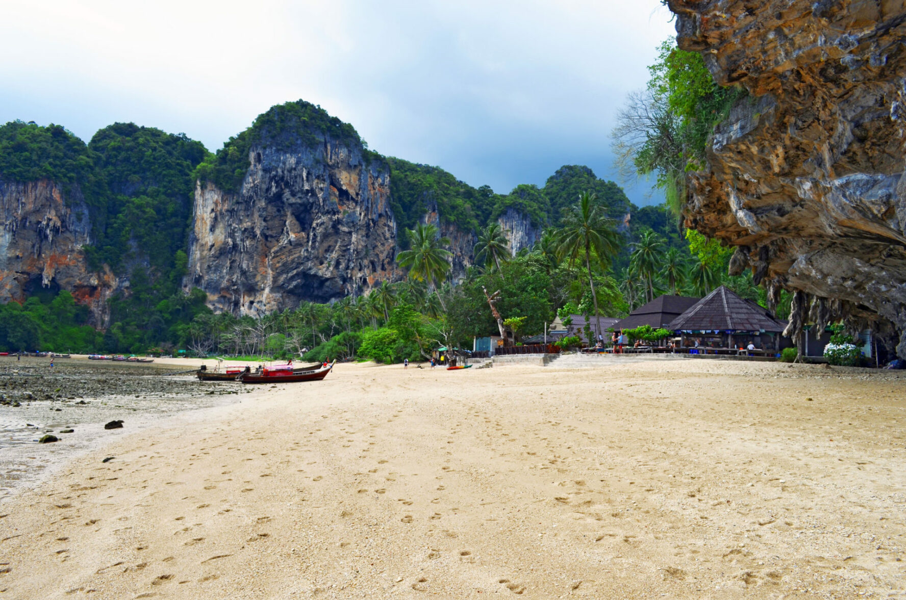 Tonsai beach