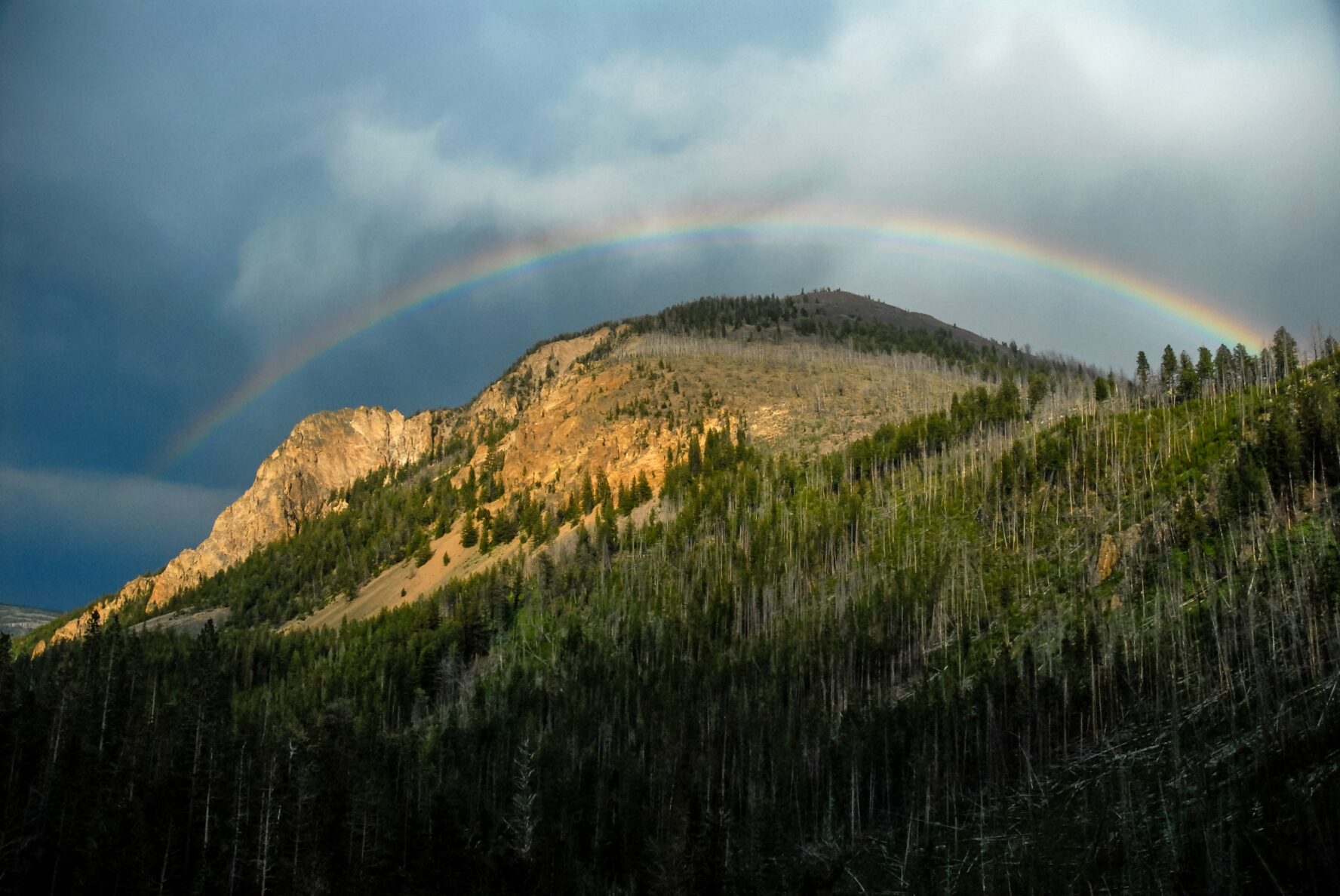 A rainbow above the Bunsen Peak.