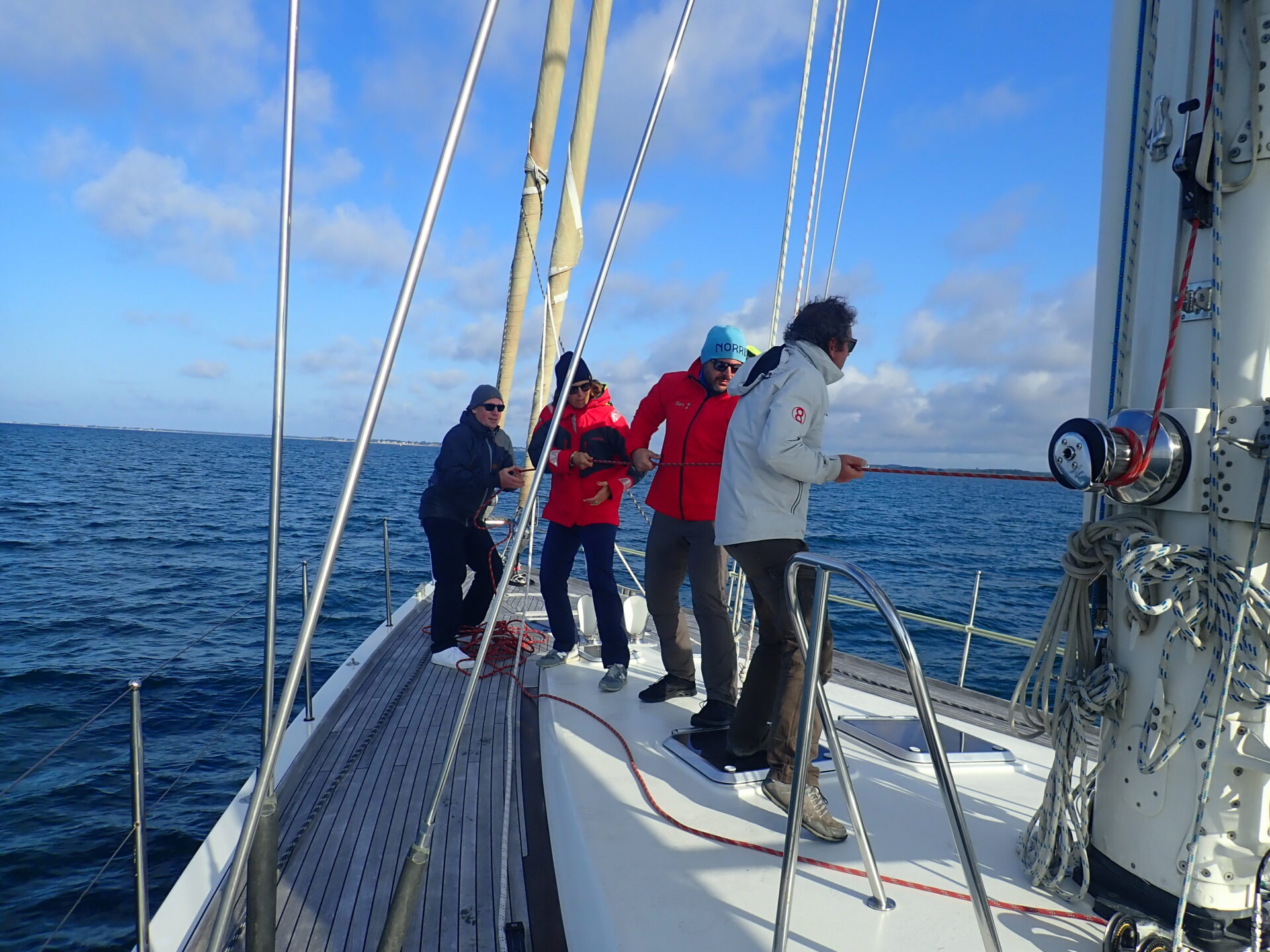 Sailors and skiers sailing to Svalbard