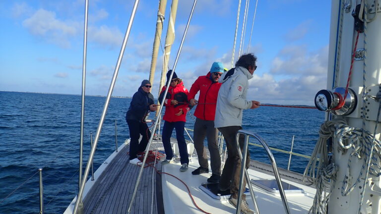 Sailors and skiers sailing to Svalbard