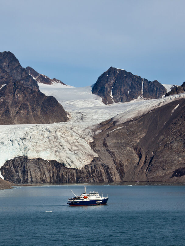 Sailors and skiers sailing to Svalbard
