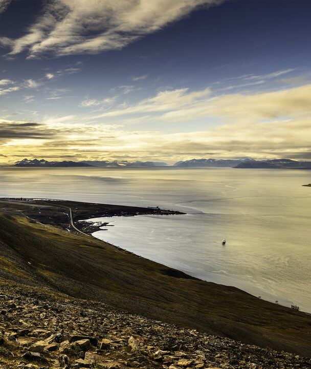 Sailors and skiers sailing to Svalbard