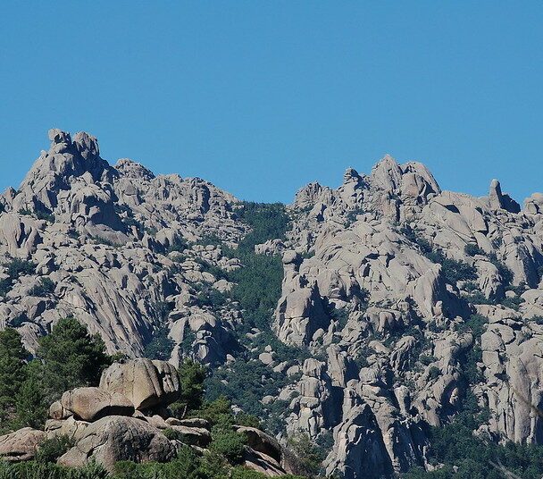 A group of people climbing La Pedriza.