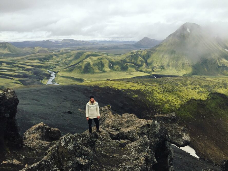 Along the laugavegur trail tour, we descend from Hrafntinnusker into the gullies of Jökultungur