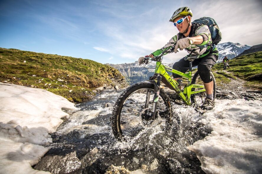 Giving my bike a break from all the mud and grass you encounter while MTB in Samoëns paddling through a river.