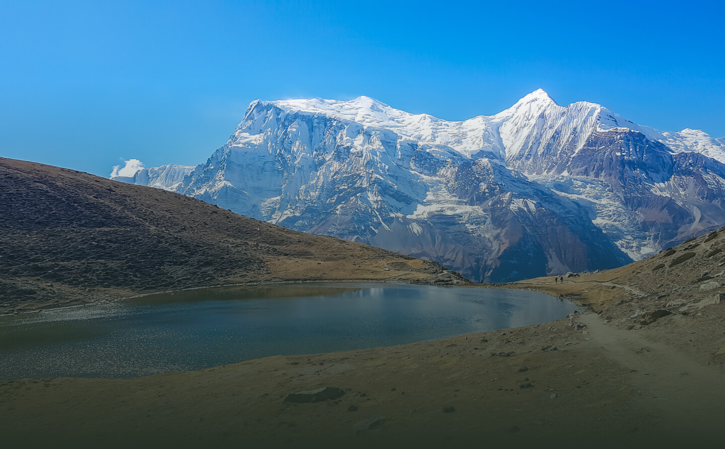 A lake and mountains on Nepal's Annapurna Circuit