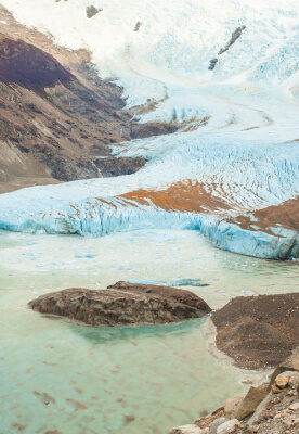 You can get a closer look at the glaciers and massifs from the Mirador Maestri’s viewpoint.