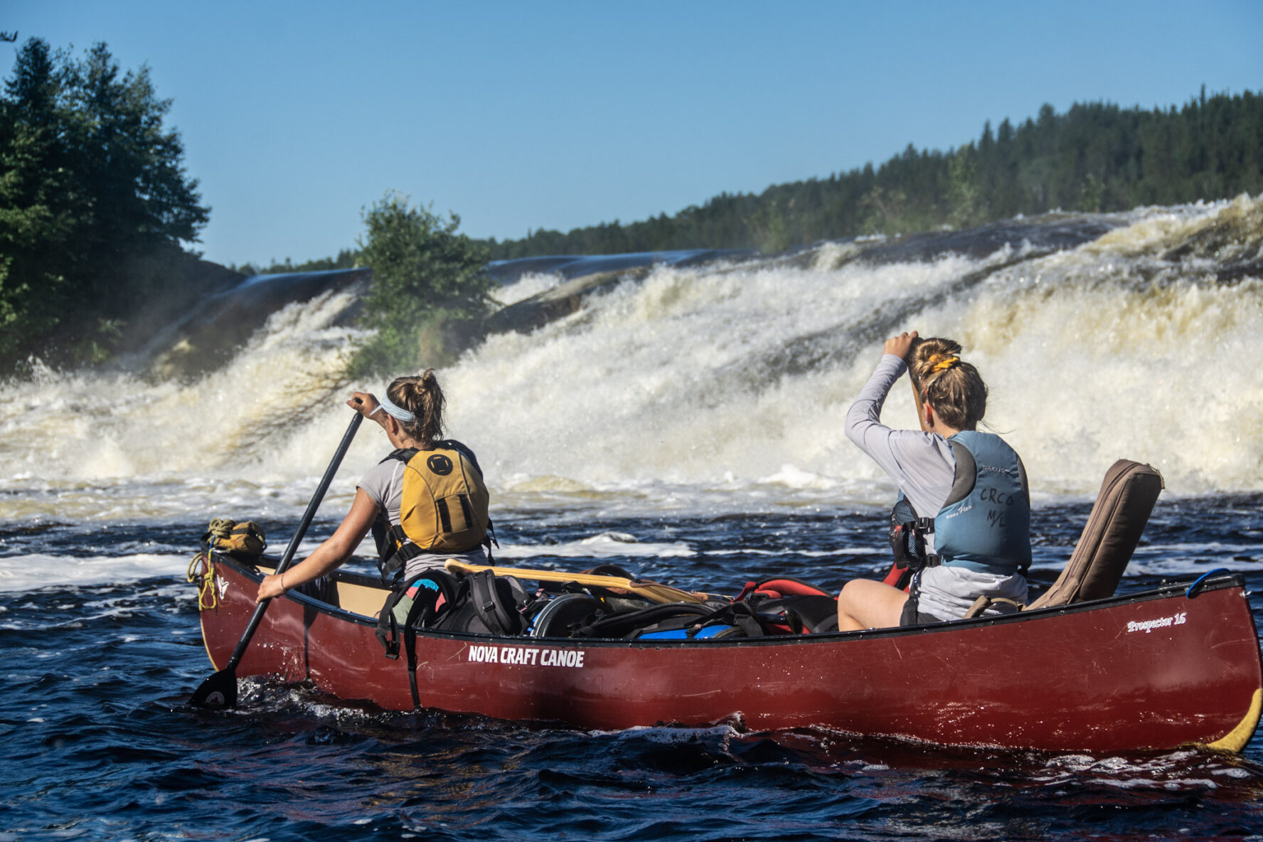 Women paddling on the Paull River