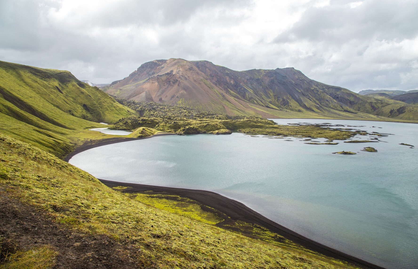 Calm lake in Laugavegur