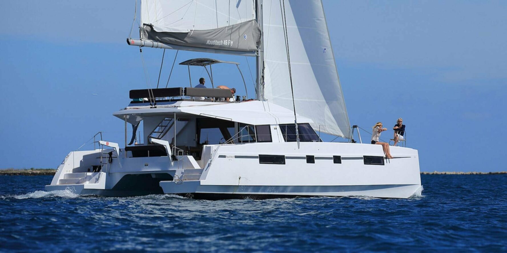 Catamaran that can host 9 people and the crew from a distance