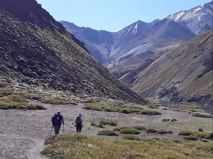 Trekkers and stunning scenery on the Markha Valley trek