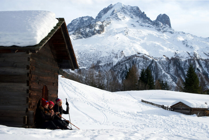  A winter Tréléchamps hike, with a group of cross country skiers in front of the Alps. 